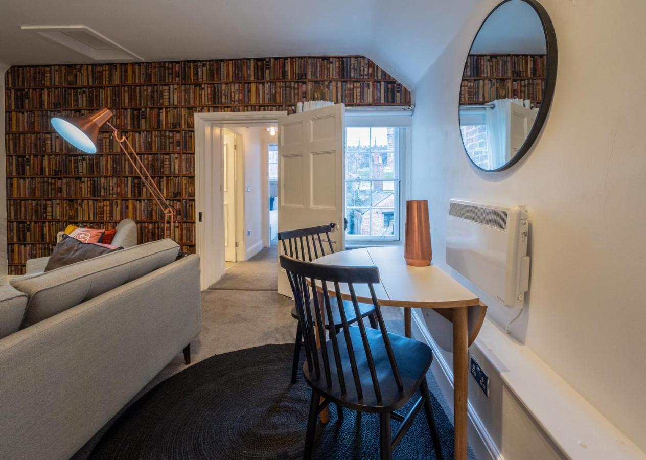 Contemporary Apartment On The Historic Rows Chester Buitenkant foto