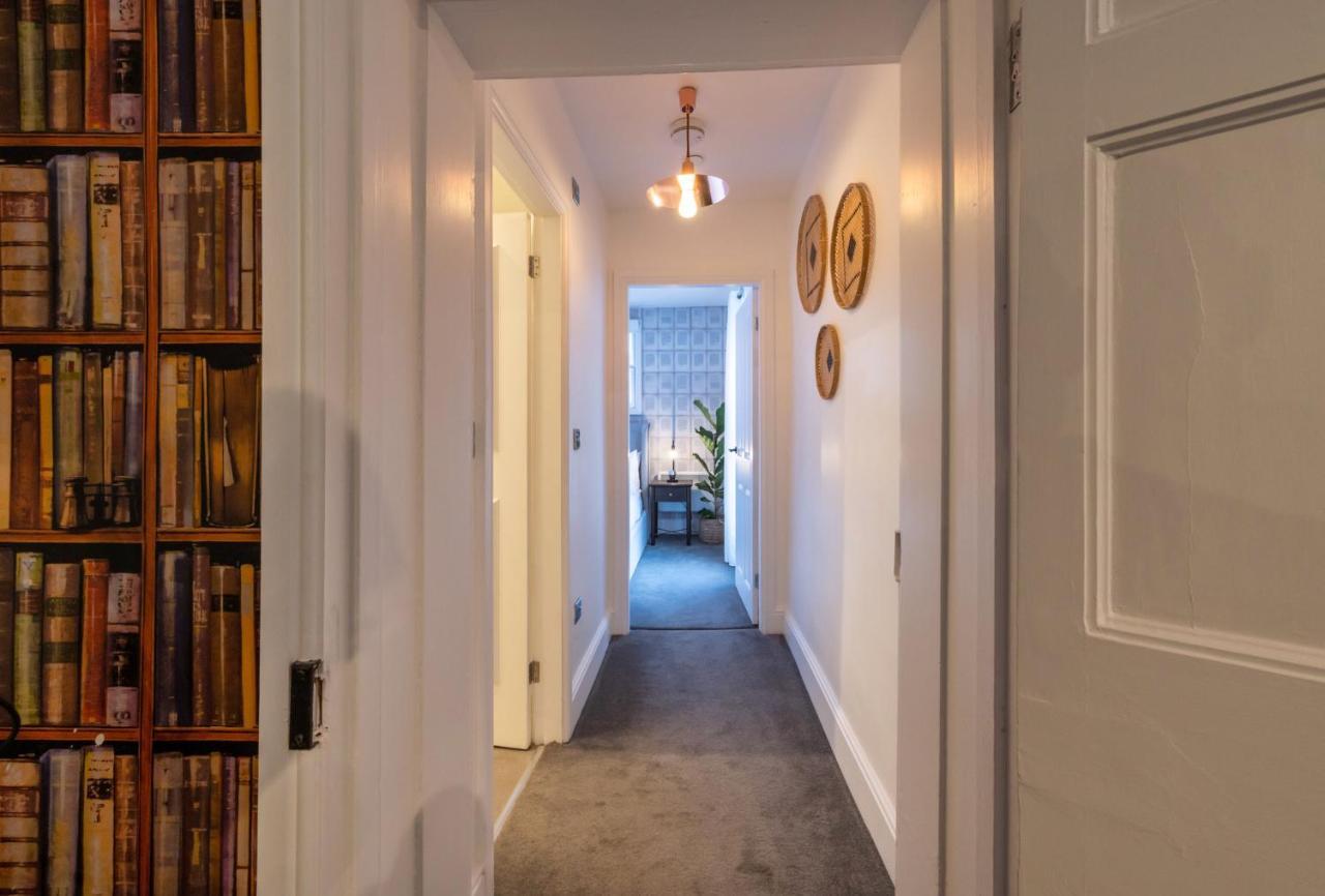 Contemporary Apartment On The Historic Rows Chester Buitenkant foto